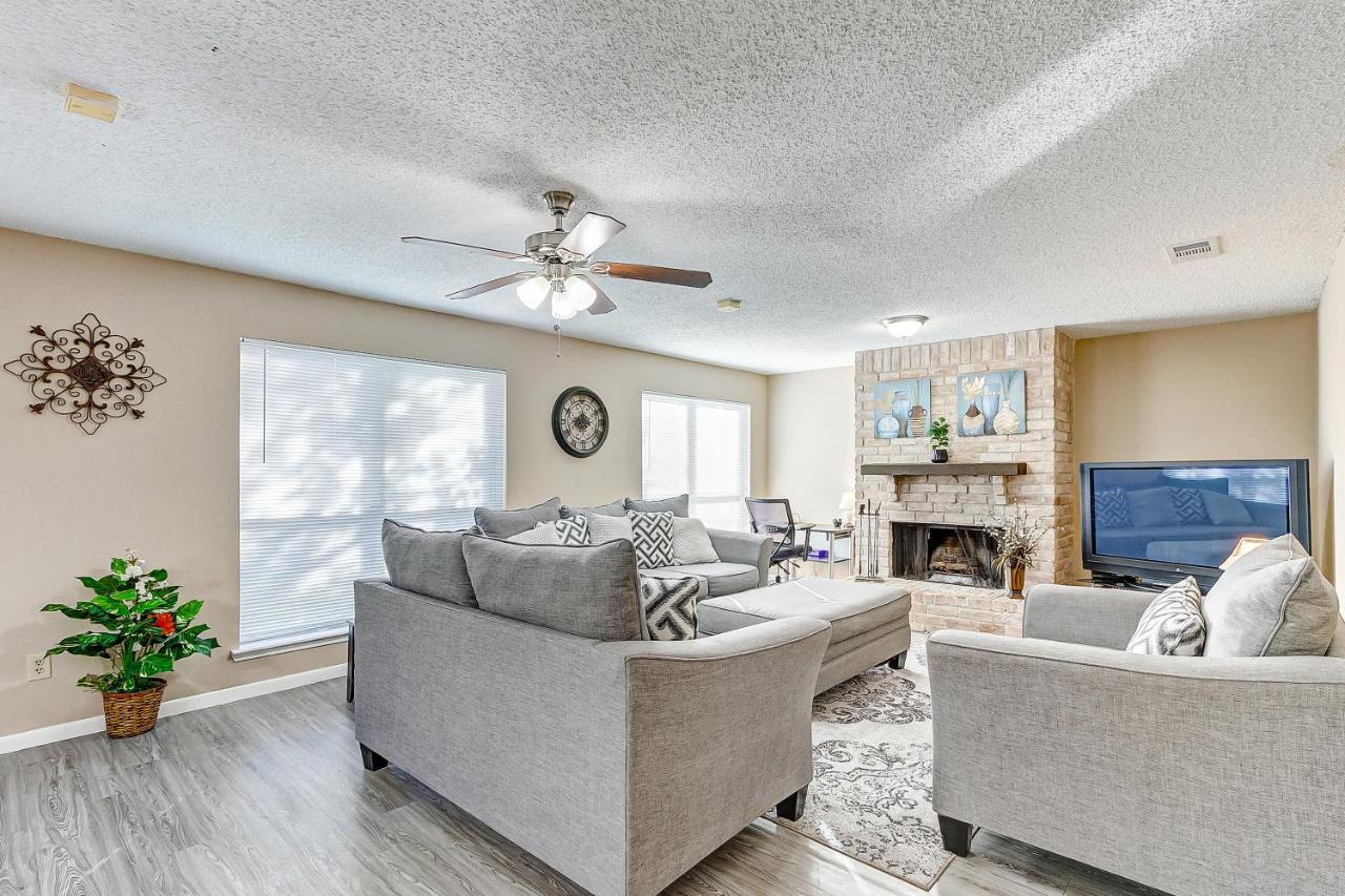 Cheerful 3-Bedroom Home With Indoor Fireplace Houston Dış mekan fotoğraf